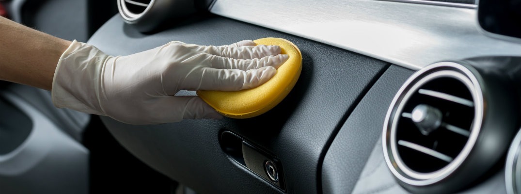 پاک کردن چربی و روغن از داخل خودرو