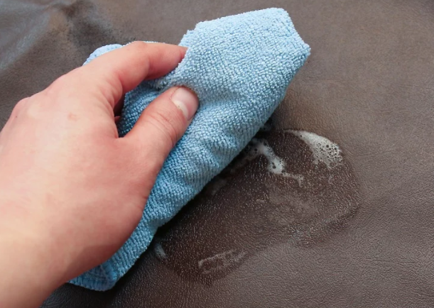 تمیز کردن لکه و چربی داخل خودرو