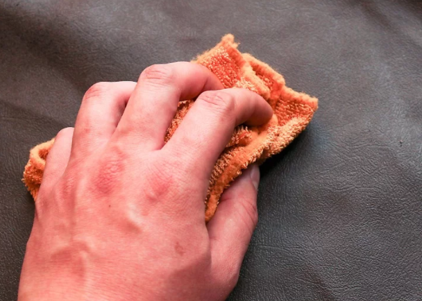 تمیز کردن لکه و چربی داخل خودرو