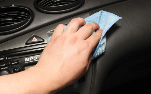 تمیز کردن لکه و چربی داخل خودرو