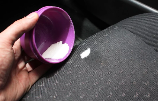 تمیز کردن لکه و چربی داخل خودرو