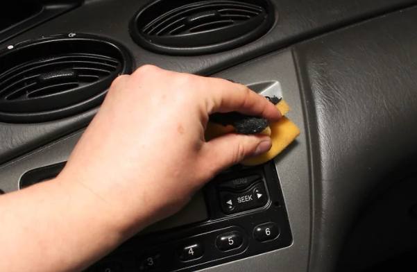 تمیز کردن لکه و چربی داخل خودرو