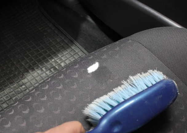 تمیز کردن لکه و چربی داخل خودرو