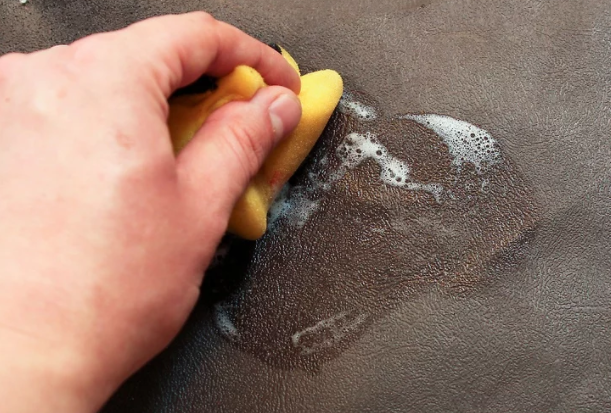 تمیز کردن لکه و چربی داخل خودرو