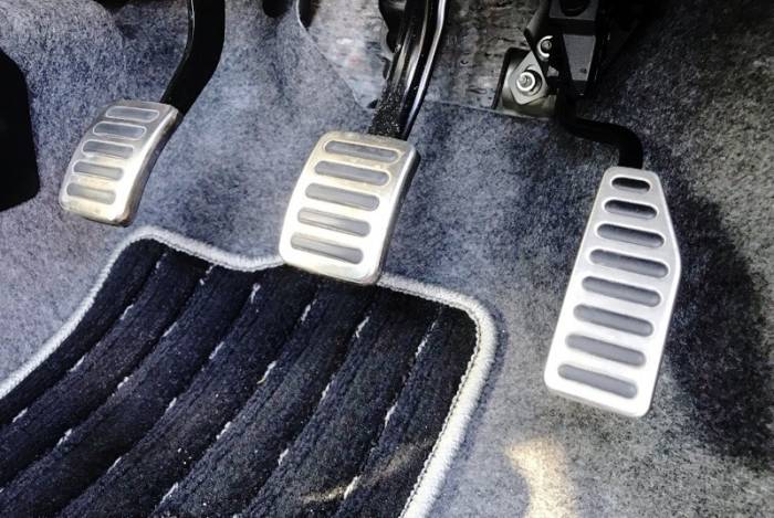 علت سفت شدن پدال ترمز چیست؟