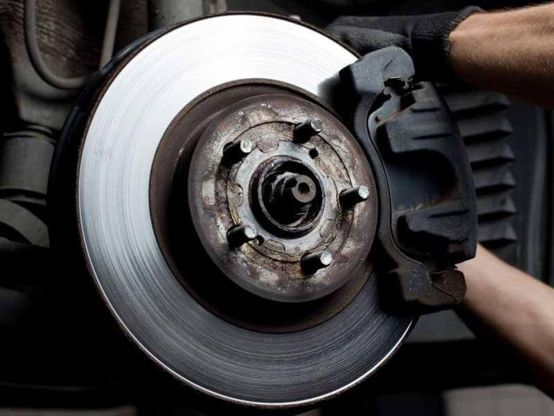 چه زمانی باید کالیپر ترمز خودرو را تعویض کنیم؟